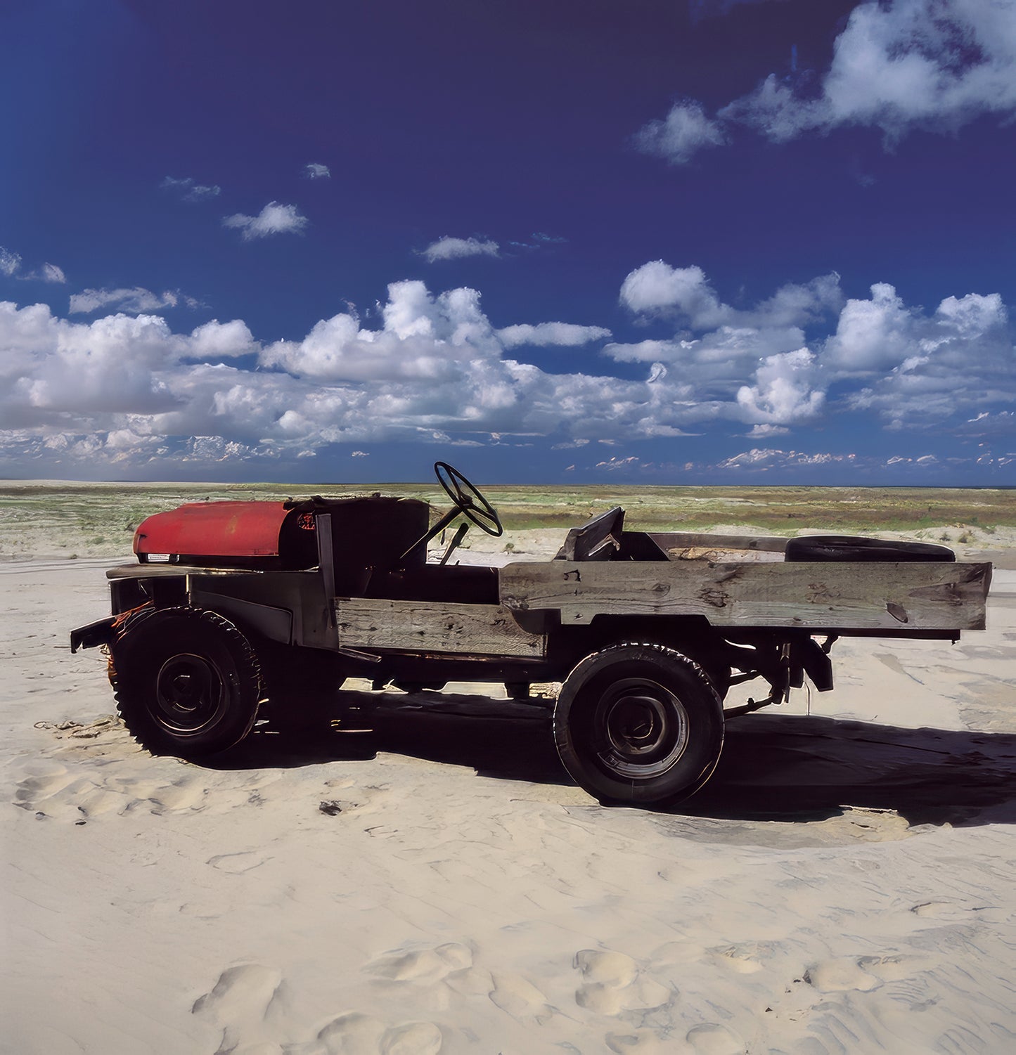 Photographed in April 2001 on the coast of Mostardas, Rio Grande do Sul, Brazil, these images reveal extraordinary vehicles created by local artisanal fishermen to confront the sea, sand and corrosive salt air.
Old four-wheel-drive vehicles had their original metal bodies replaced by wooden structures, adapted for the demanding daily work of pulling heavy fishing nets from the ocean. Built outdoors with necessity, experience and remarkable ingenuity, these machines possess a singular beauty: functional obj
