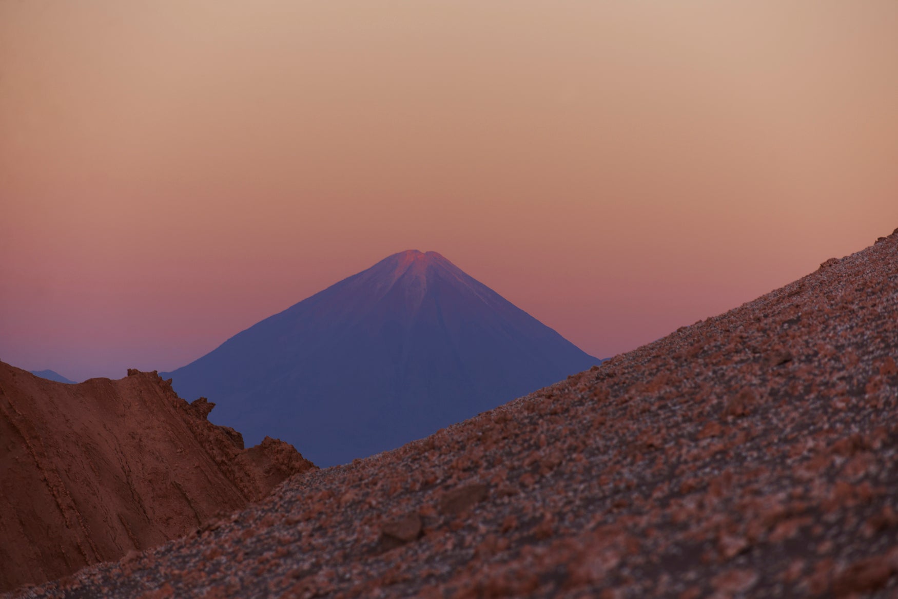 Certificate of Authenticity:
Artwork Title: 10_Valle dela Luna_ Atacama Desert 60x40cm
Series: Atacama Desert, Chile
Artist: Marcus Luconi
Year of Capture: 2010
Location: Atacama Desert, Chile
Original Medium: Digital 35mm
Camera: Nikon D3X
Print: Fine art archival pigment print
Edition: [número da edição]