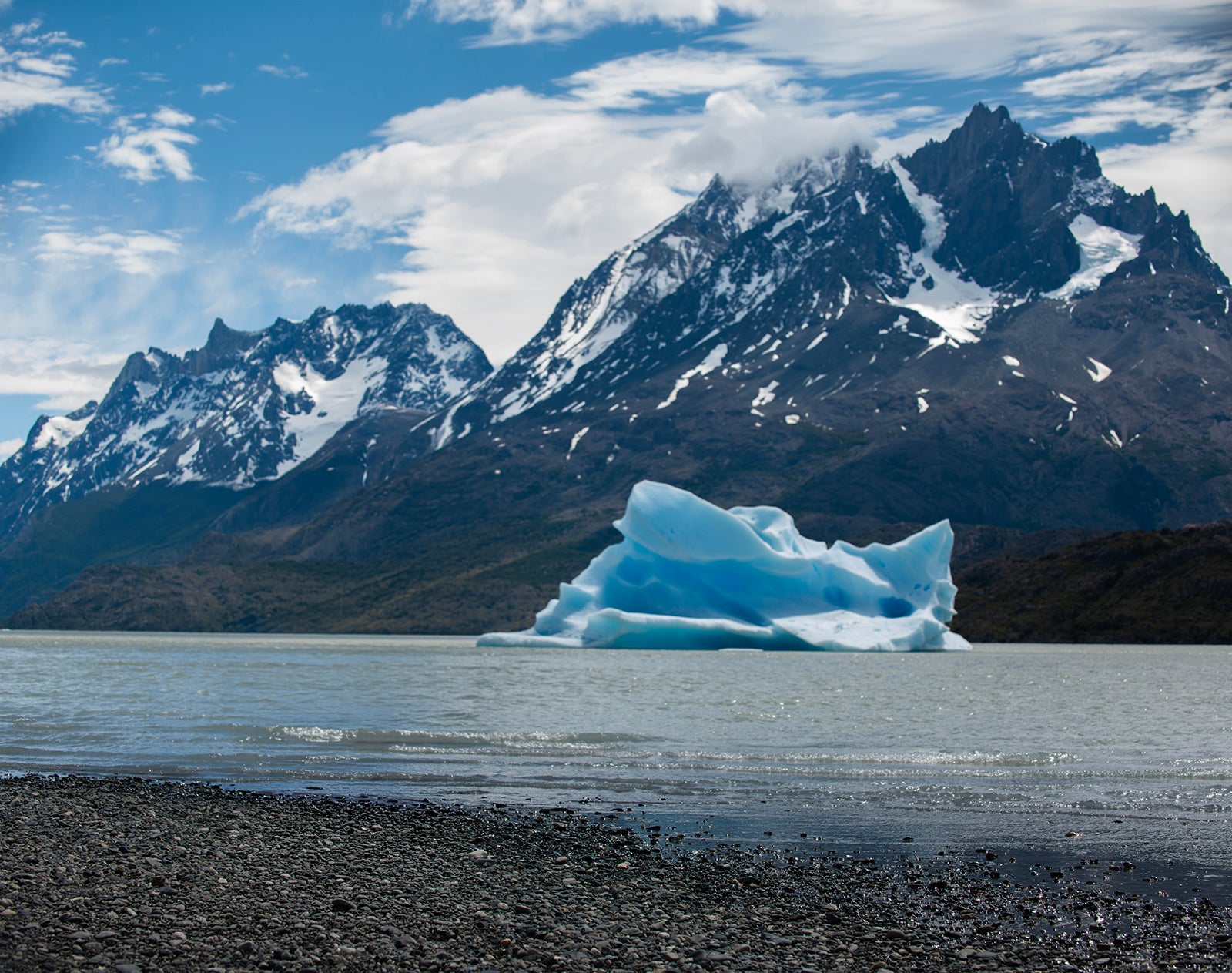 Certificate of Authenticity:
Artwork Title: 19_GlacialGrey_TorresDelPaine(Iceberg) 60x40cm
Series: Patagonia
Artist: Marcus Luconi
Year of Capture: 2010
Location: Lago Grey, Torres Del Paine, Chile
Original Medium: Digital 35mm
Camera: Nikon D3X
Print: Fine art archival pigment print
Edition: [número da edição]