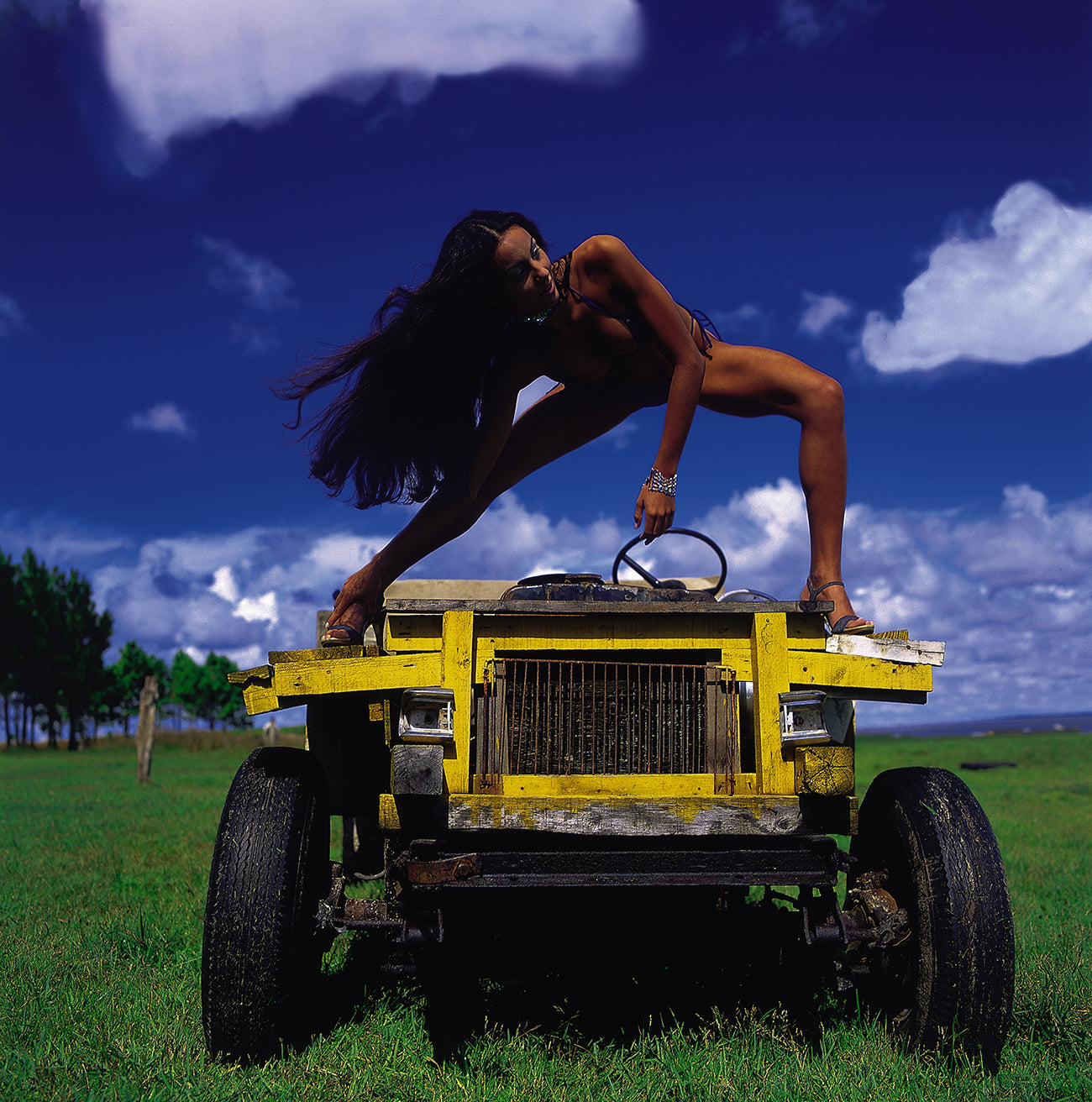Artwork Title: Model on the Yellow Machine 100 x 100 cm
Series: Wooden Machines & Models
Artist: Marcus Luconi
Year of Capture: 2001
Location: Mostardas, Rio Grande do Sul, Brazil
Original Medium: Fuji Velvia 50 ISO color transparency film
Camera: Analog medium format camera, including Hasselblad 503 CW
Print: Fine art archival pigment print
Edition: [número da edição]