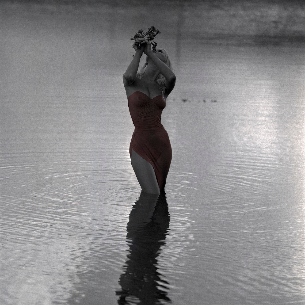 Certificate of Authenticity:
Artwork Title: Red Minimalism by the Lake - 80x80 cm
Series: Body Way Hybrid
Artist: Marcus Luconi
Year of Capture: 2004
Location: Cambará, RS, Brasil
Original Medium: Ilford HP5 400 ISO
Camera: Hasselblad 503 CW
Print: Fine art archival pigment print
Edition: [número da edição]
