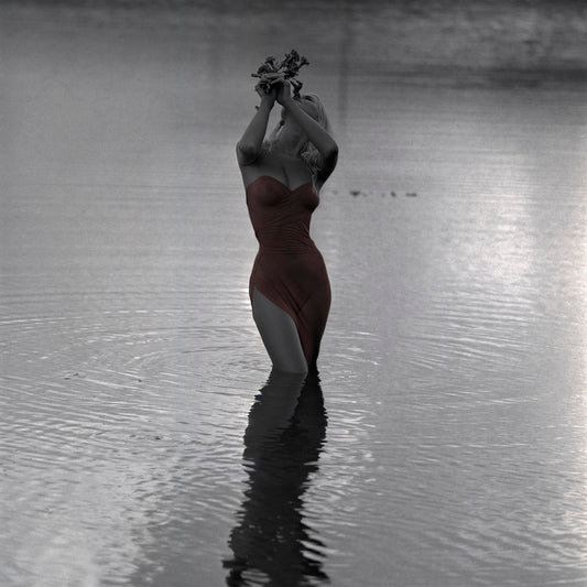 Certificate of Authenticity:
Artwork Title: Red Minimalism by the Lake - 80x80 cm
Series: Body Way Hybrid
Artist: Marcus Luconi
Year of Capture: 2004
Location: Cambará, RS, Brasil
Original Medium: Ilford HP5 400 ISO
Camera: Hasselblad 503 CW
Print: Fine art archival pigment print
Edition: [número da edição]
